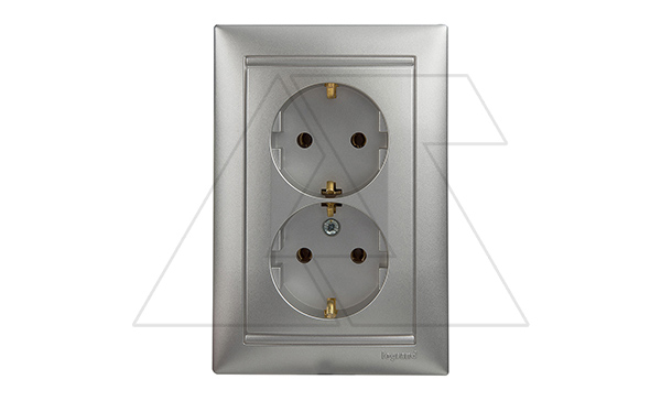 Valena - Розетка 2x2P+E нем. стд., алюминий