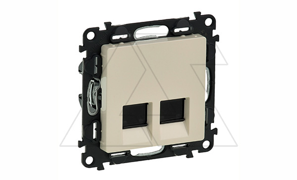 Valena Life - Розетка 2хRJ-45 UTP CAT5E, слоновая кость (инд. упаковка)