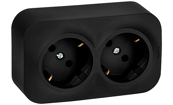 Quteo - Розетка двойная 2x2P+E, накладной монтаж, винт. зажимы, со смещением контактов 45°, чёрный матовый