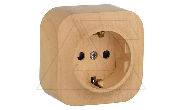 Quteo - Розетка 2P+E нем. стд. со шторками (дерево) (стикерованный)