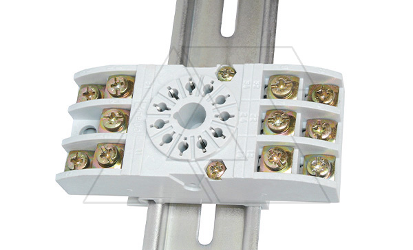 Цоколь GZU11-01, 10A(250VAC), серый, на рейку DIN35, для R15-3CO Цоколь GZU11-01, 10A(250VAC), серый, на рейку DIN35, для R15-3CO