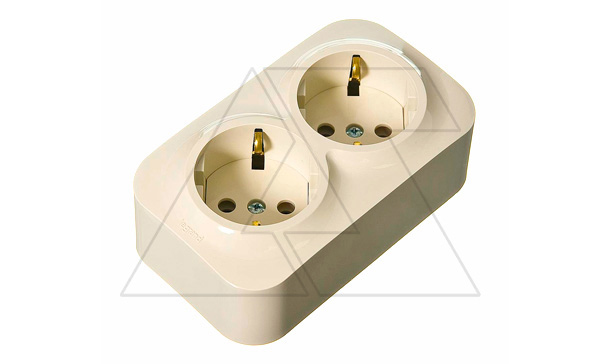 Quteo - Розетка двойная 2x2P+E нем. стд. со шторками без перемычки, сл. кость