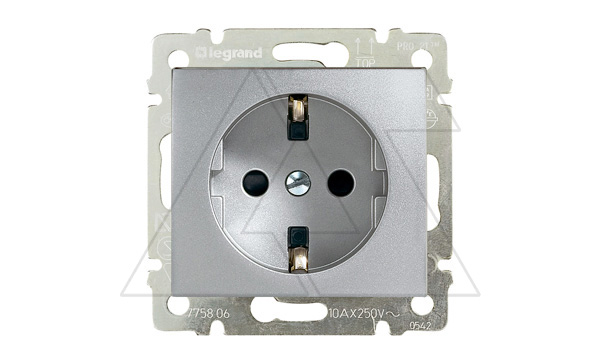 Valena - Розетка 2P+E нем. стд. со шторками, алюминий