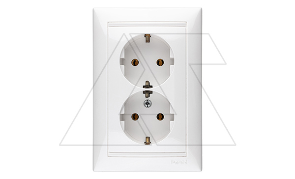 Valena - Розетка 2х2P+E, нем. стд., без защ. шторок, монолит, белая