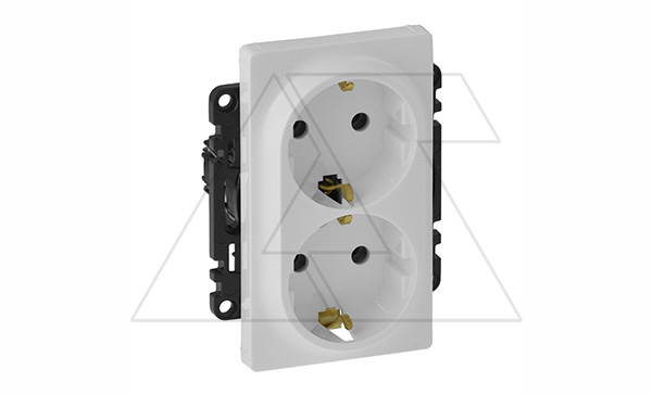 Valena Life - Розетка 2х2P+E, нем. стд., без защ. шторок, безвинтовые зажимы, белый (инд. упаковка)