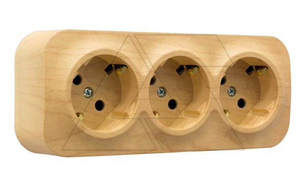 Quteo - Розетка 3x2P+E нем. стд. со шторками (дерево)