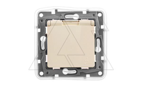 Etika - Розетка 2P+E нем. стд. с крышкой, со шторками IP44 (сл.кость)