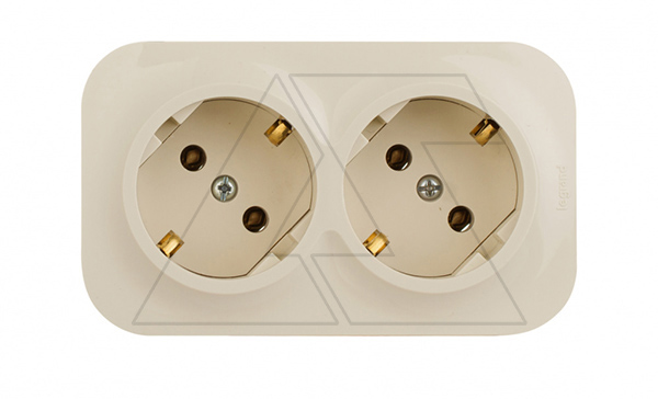 Quteo - Розетка двойная 2x2P+E, накладной монтаж, винт. зажимы, со смещением контактов 45°, сл. кость