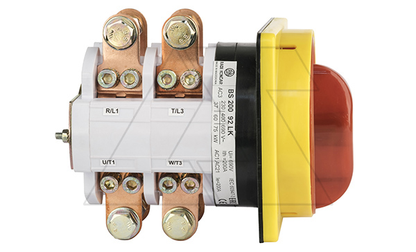 Переключатель BS 200 92 LK, аварийный, 4P, 200A, тип 0-1, 60kW(400VAC по АС-23), на дверь, красная блокируемая в 0 рукоятка, фронт IP40 Переключатель BS 200 92 LK, аварийный, 4P, 200A, тип 0-1, 60kW(400VAC по АС-23), на дверь, красная блокируемая в 0 рукоятка, фронт IP40