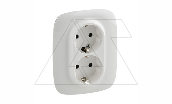 Valena Allure - Розетка 2х2P+E нем. стд., со шторками, безвинтовые зажимы, белый (инд. упаковка)