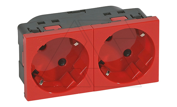 Mosaic - Розетка двойная, 2х2P+E, 4M, защ. шторки, пруж. зажимы,  со смещением контактов 45°, красный