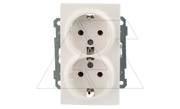 21 - Розетка двойная 2x2P+E, белый 21 - Розетка двойная 2x2P+E, белый