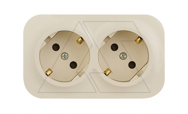 Quteo - Розетка двойная 2x2P+E, накладной монтаж, защ. шторки, винт.зажимы, со смещением контактов 45°, сл. кость