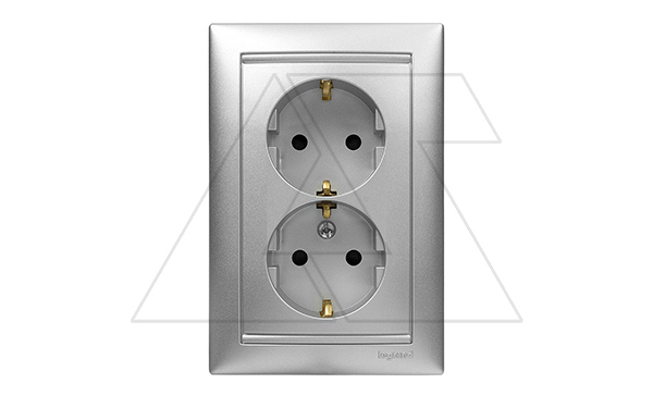 Valena - Розетка 2x2P+E нем. стд. со шторками, алюминий